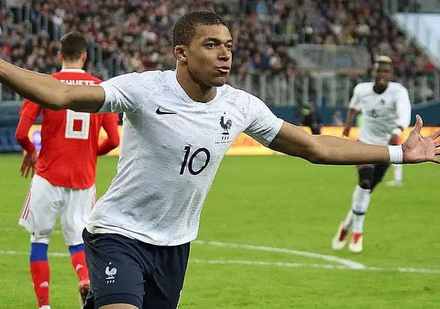 Kylian Mbappé é um jogador de futebol profissional francês que joga como atacante do clube Paris Saint-Germain