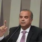 O senador Rogério Marinho, líder da oposição no Senado, durante sessão na Comissão de Constituição e Justiça da Câmara. Ele está de terno preto, camisa branca e gravata vinho.