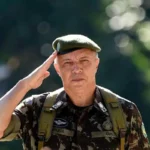 General demitido Alto Comando