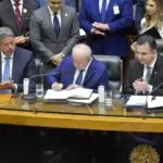 Lula assina o termo de posse no Congresso Nacional