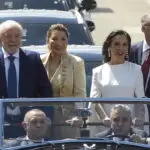 O presidente eleito do Brasil, Luiz Inácio Lula da Silva, a primeira-dama Rosângela Lula da Silva (Janja), a vice primeira-dama, Maria Lúcia Guimarães Ribeiro Alckmin, e o vice-presidente, Geraldo Alckmin, desfilam no Rolls-Royce presidencial - 1/01/2023 | Foto: Tomaz Silva/Agência Brasil
