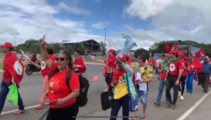 militantes chegam para posse Lula