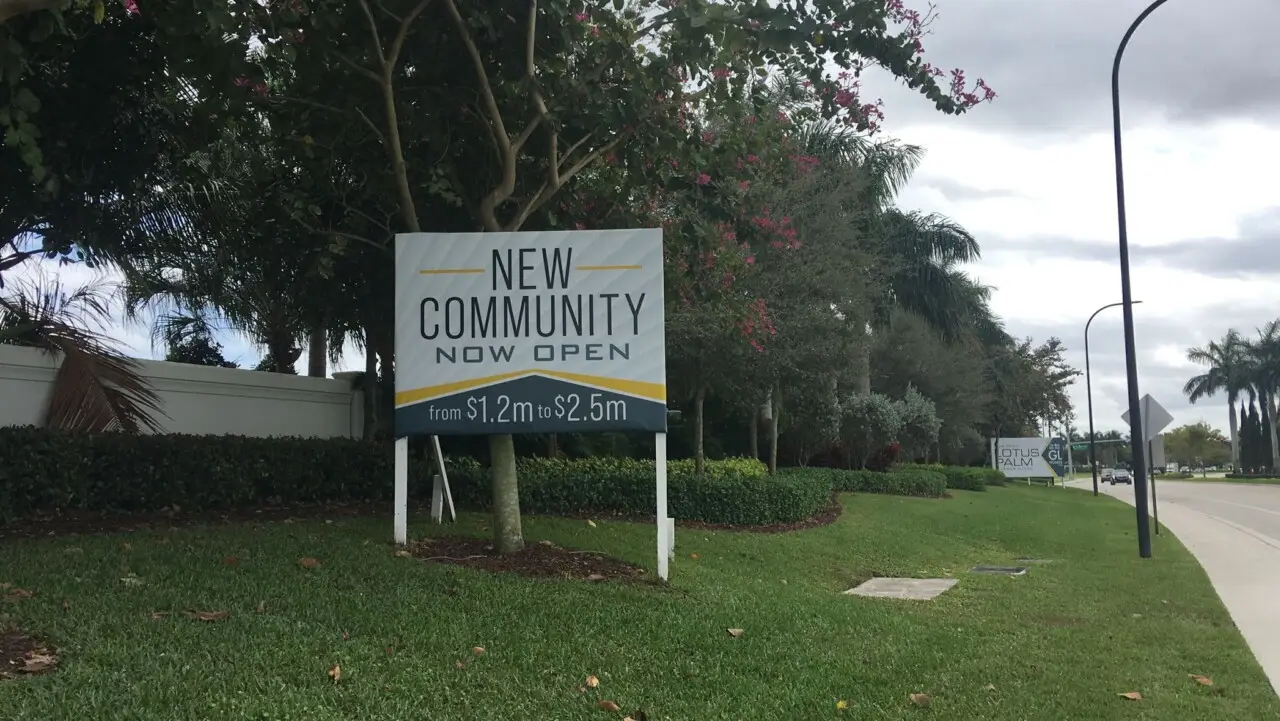 Imagem de uma placa anunciando um novo empreendimento imobiliário anunciando casas milionárias