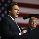 Ron DeSantis, governador da Flórida, discursa ao lado do ex-presidente dos Estados Unidos, Donald Trump