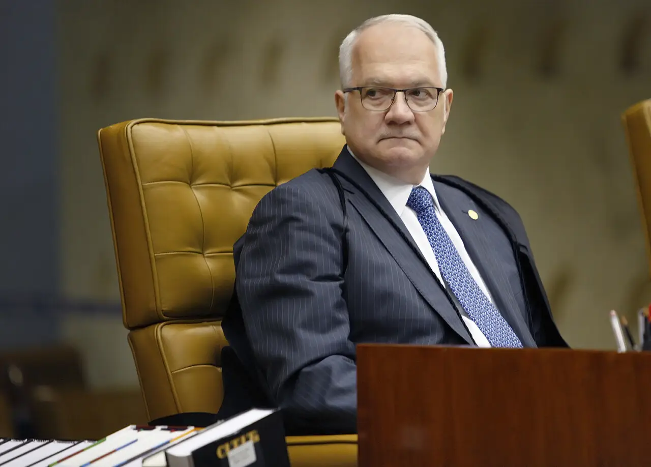 Fachin linguagem neutra escolas