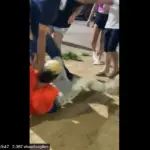 confronto jovem policiais