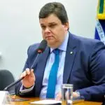 Parlamentares criticam indicação de Woney Queiroz como mudança superficial, sem impacto nas soluções para a crise da Previdência.