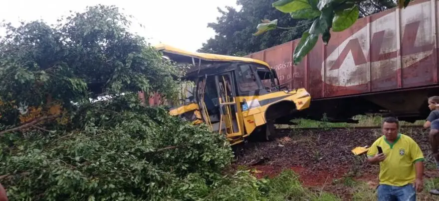Acidente Trem Ônibus Apae