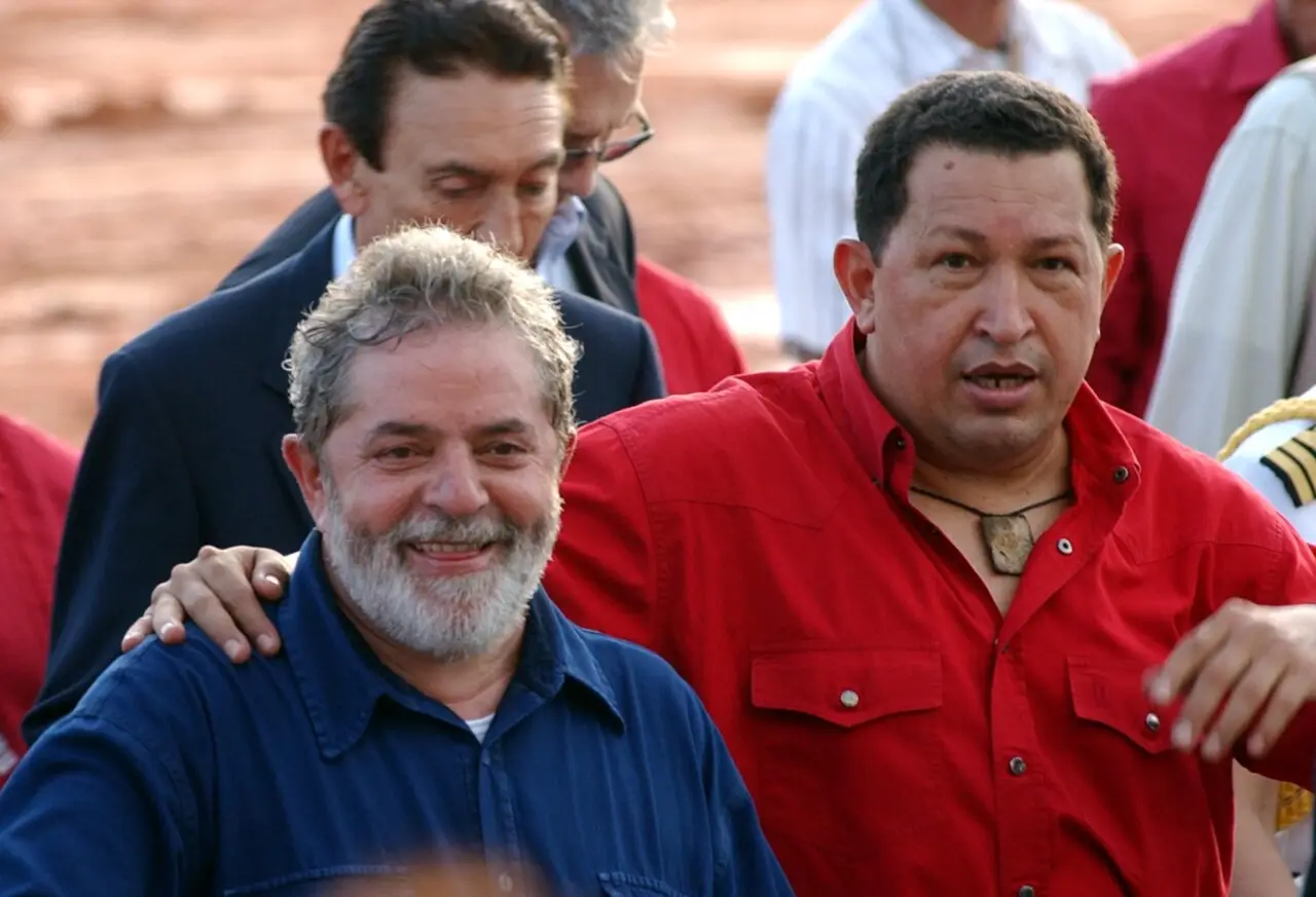 Presidente Lula (à esquerda) e o então presidente da Venezuela, Hugo Chávez (à direita)