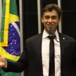 O nome de Nikolas Ferreira não foi aceito pelos parlamentares do PT, o que gerou tensão na Casa | Foto: Reprodução/Câmara dos Deputados