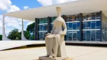 Uma das estátuas da Justiça, que fica em frente à sede do Supremo Tribunal Federal (STF); assembleias