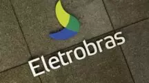 Fachada da empresa de energia Eletrobras. O logotipo é uma espécie de folha azul, verde claro e verde escuro, com o letreiro prateado