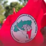 Mesmo sem a aprovação do relatório, Salles apresentou no documento o indiciamento de 11 pessoas, incluindo Gonçalves Dias, ex-ministro-chefe do Gabinete de Segurança Institucional (GSI); e o líder da Frente Nacional de Lutas (FNL), José Rainha | Foto: Reprodução/MST