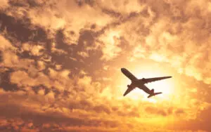 Programa Voa Brasil tinha que ser lançado em agosto para quem recebe até dois salários mínimos, mas empasse com companhias aéreas continua