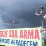 jair bolsonaro - cartaz sobre decreto de armas - governo lula