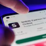 Imagem mostra usuário com aplicativo da Shein