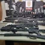 Armas apreendidas depois de investigação por comércio irregular de armas de fogo