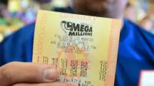 Bilhete da loteria Mega Millions - Mega-Sena dos EUA - prêmio investido na poupança