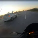 Motociclista Bate Arremessado