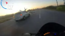Motociclista Bate Arremessado