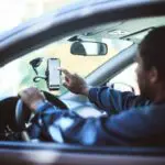 Motorista de Uber usando aplicativo