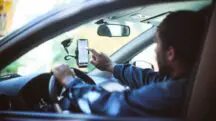 Motorista de Uber usando aplicativo