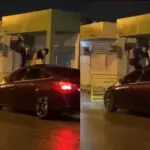 homem levado capô carro
