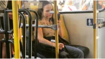 larissa manoela compartilha foto ônibus