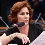 A deputada Carla Zambelli, durante uma sessão na Comissão de Constituição e Justiça da Câmara. Ela está de vestido preto, sentada, de frente para um microfone