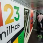 Imagem mostra o corredor de uma empresa, com uma das paredes exibindo, em letras garrafais, o logotipo da 123milhas, empresa que está em processo de recuperação judicial