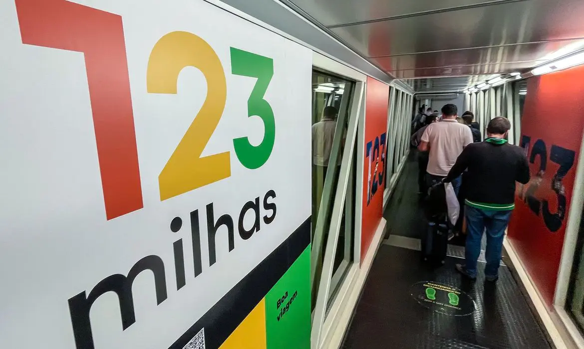 Imagem mostra o corredor de uma empresa, com uma das paredes exibindo, em letras garrafais, o logotipo da 123milhas, empresa que está em processo de recuperação judicial
