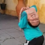 brasileiro cabeça virada para trás
