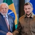 O presidente Lula e o presidente da Ucrânia, Volodymyr Zelensky, apertam as mãos durante encontro