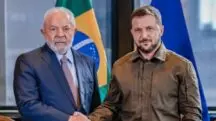 O presidente Lula e o presidente da Ucrânia, Volodymyr Zelensky, apertam as mãos durante encontro
