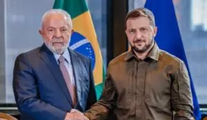 O presidente Lula e o presidente da Ucrânia, Volodymyr Zelensky, apertam as mãos durante encontro