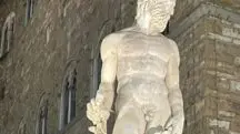 Turista escala monumento histórico italiano