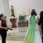 Mulher se casa com tornozeleira eletrônica e bandeira do Brasil como véu Foto/Reprodução