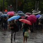 previsão do tempo - chuva - chuvas intensas - guarda-chuva
