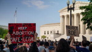 Manifestantes se reúnem na Suprema Corte dos EUA, em Washington, DC, após um relatório de que a contagem anulará Roe vs Wade, encerrando o direito constitucional ao aborto (3/5/2022) | Foto: Drew Petrimoulx/Shutterstock