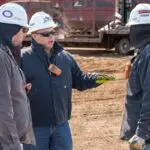 O executivo da ExxonMobil David Scott com sua equipe durante visita a um campo de petróleo em Dakota do Sul (EUA)