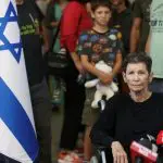 Idosa libertada terroristas reféns