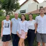 família abraçada
