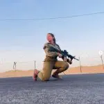Sabrina Cherman quando serviu por três anos no exército de Israel