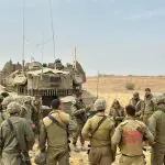 Exército de Israel responde ao ataque do Hezbollah bombardeando o sul do Líbano