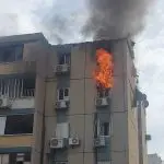 Prédio em Tel Aviv atingido por míssil do Hamas