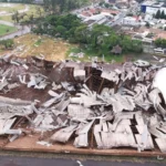 Tornado com ventos de até 250 km atinge a cidade de Cascavel (PR) levando destruição.