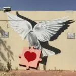 Artista grafiteiro deixa mensagem de paz em bunker público em Israel