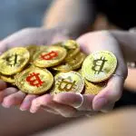 Em forte alta, Bitcoin alcança seu maior patamar desde 2022
