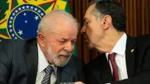 O presidente do STF, Luís Roberto Barroso, fala algo ao pé do ouvido do presidente da República, Luiz Inácio Lula da Silva