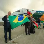 Brasileiros resgatados desembarcam no Brasil